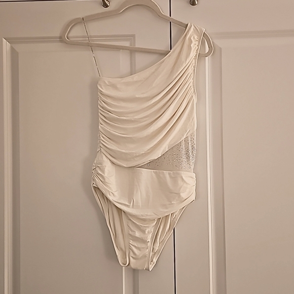 NWOT Bathing Suit. Cream Carmen Marc Valvo One Piece Off the Shoulder. Sz 10. - Picture 1 of 4